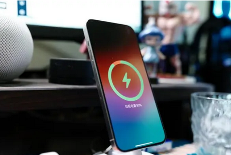 徽州苹果15换屏服务分享用什么充电器给iPhone15充电更好 